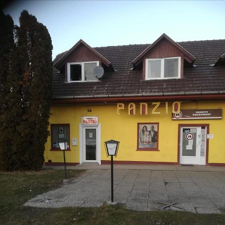 Hotel Fekete Macska Panzió Tata Exterior foto