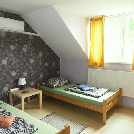 Hotel Fekete Macska Panzió Tata Exterior foto