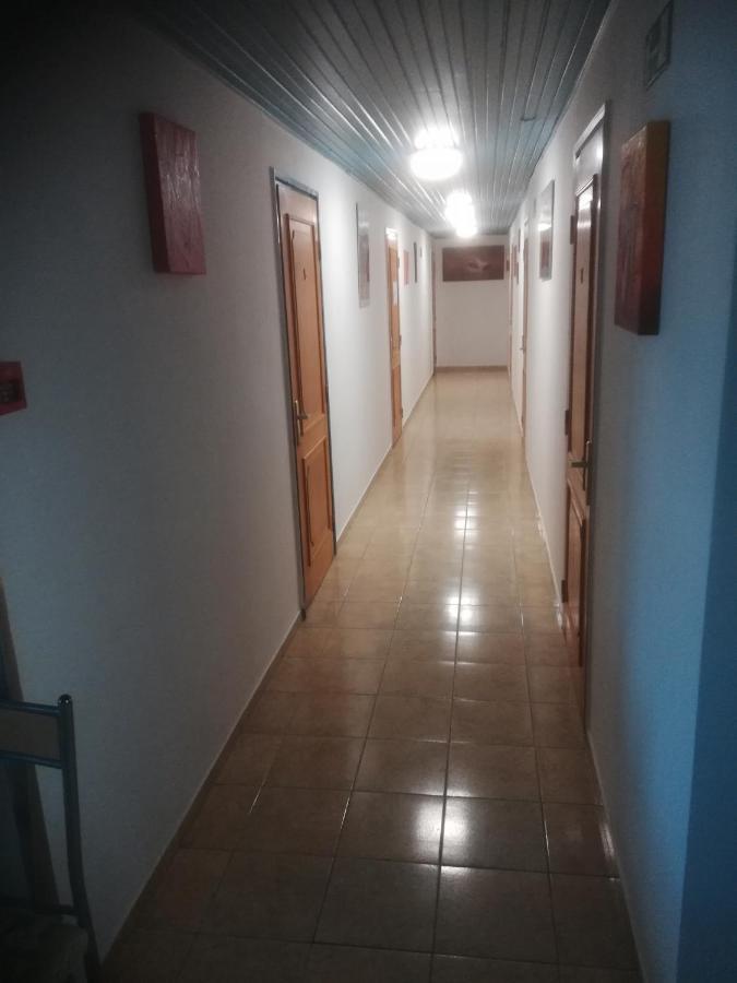 Hotel Fekete Macska Panzió Tata Exterior foto