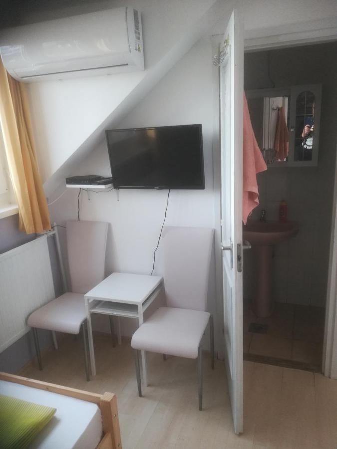Hotel Fekete Macska Panzió Tata Exterior foto