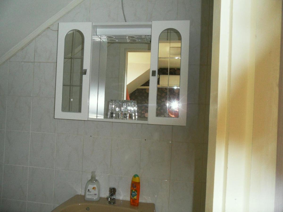 Hotel Fekete Macska Panzió Tata Exterior foto