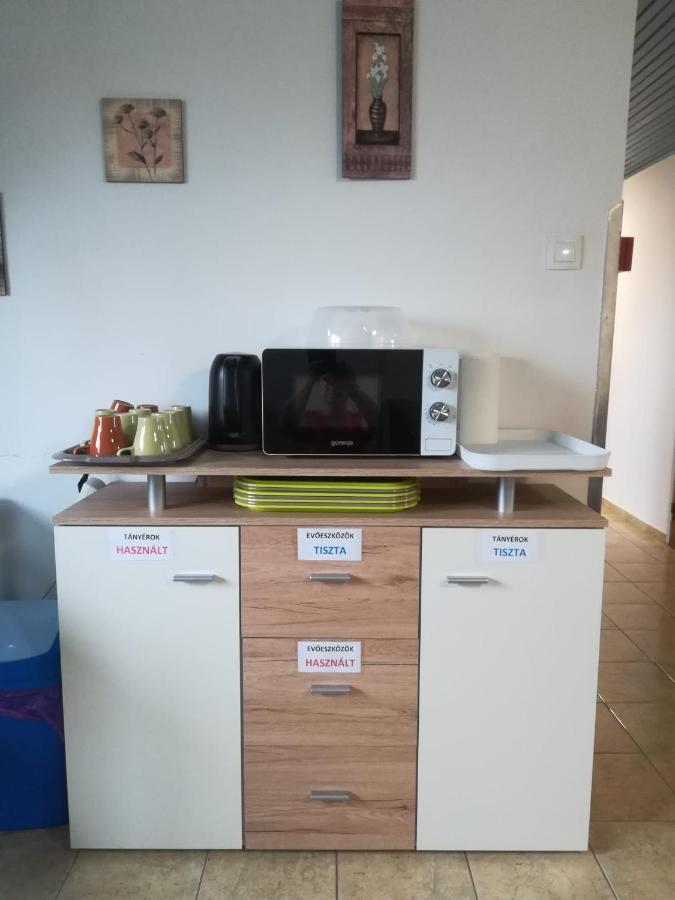 Hotel Fekete Macska Panzió Tata Exterior foto