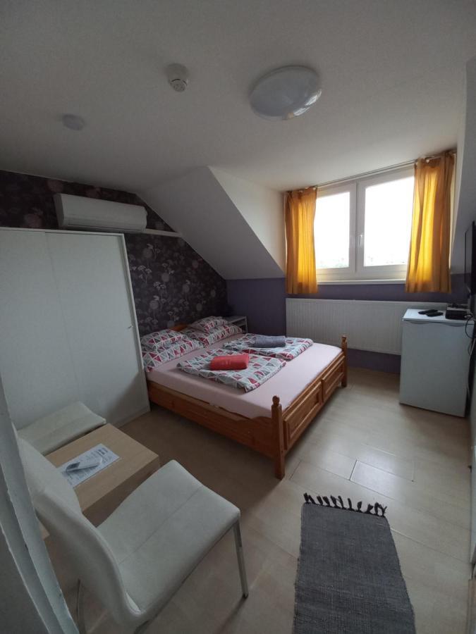 Hotel Fekete Macska Panzió Tata Exterior foto