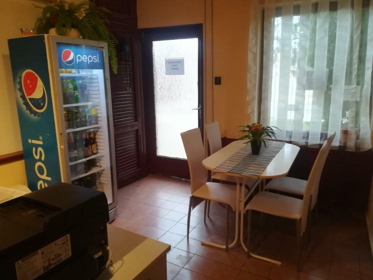 Hotel Fekete Macska Panzió Tata Exterior foto
